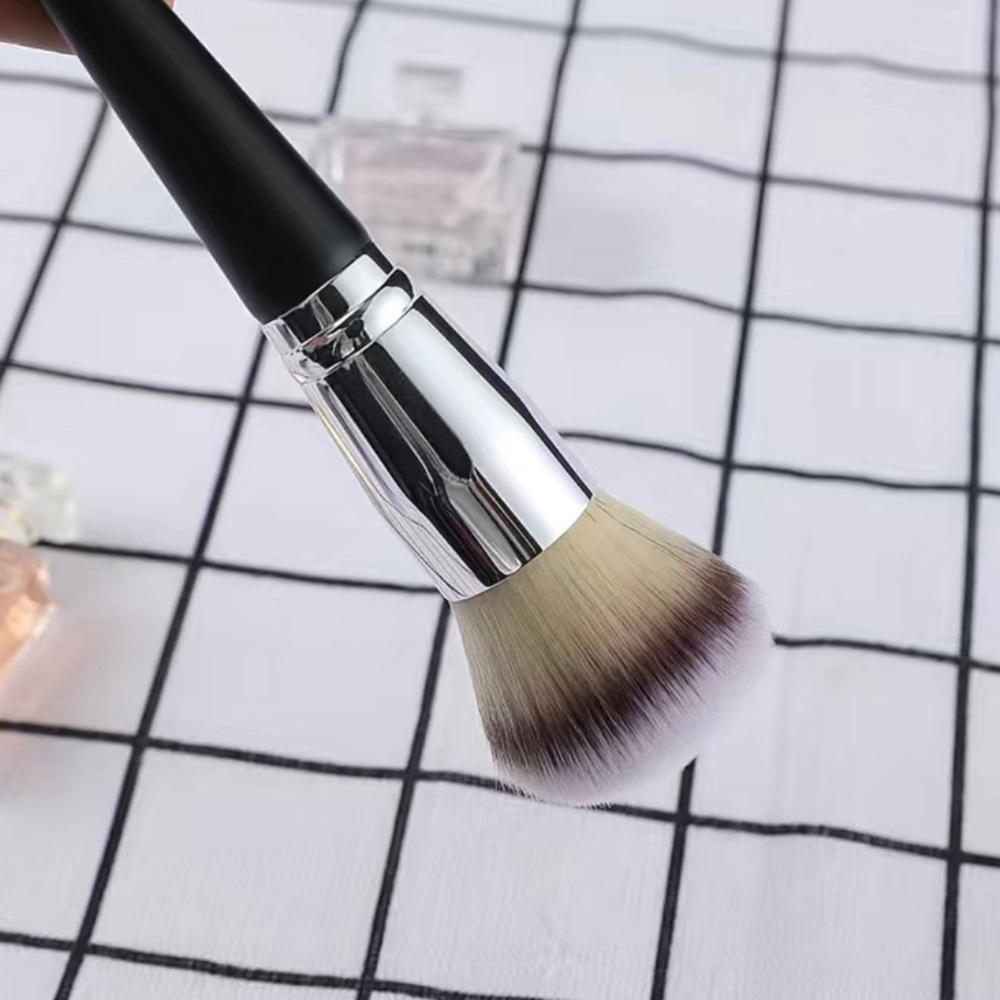 Double Ended Foundation And Concealer Brush - Picture 3 of 9
